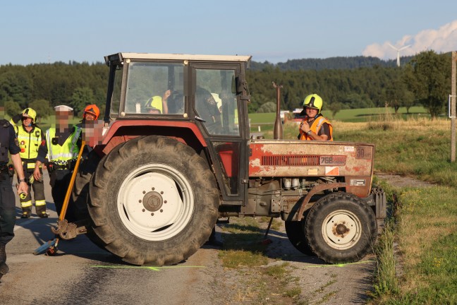 Personenrettung nach schwerem Crash zwischen PKW und Traktor in Hohenzell