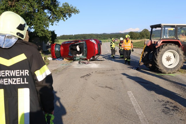 Personenrettung nach schwerem Crash zwischen PKW und Traktor in Hohenzell