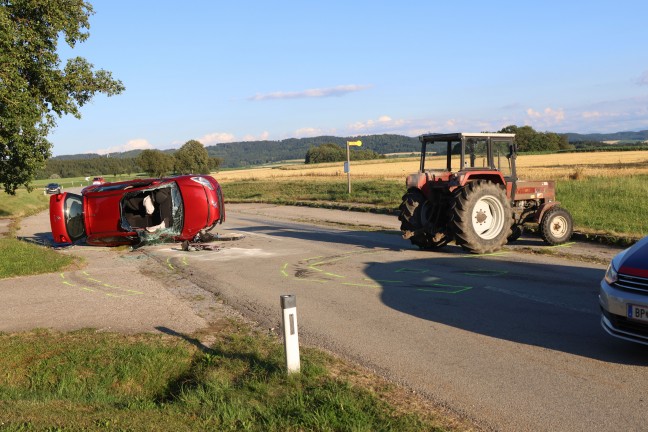 Personenrettung nach schwerem Crash zwischen PKW und Traktor in Hohenzell