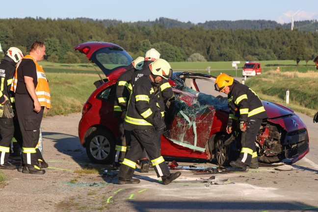 Personenrettung nach schwerem Crash zwischen PKW und Traktor in Hohenzell