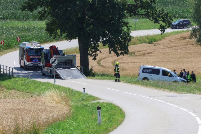 Randstein touchiert: Kleintransporter in Pennewang nach Unfall auf Br�cke gegen Baum geprallt