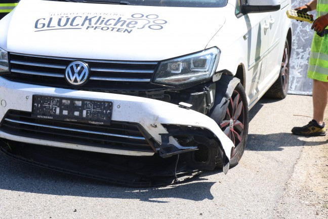 Randstein touchiert: Kleintransporter in Pennewang nach Unfall auf Br�cke gegen Baum geprallt