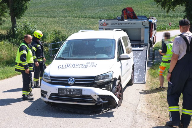 Randstein touchiert: Kleintransporter in Pennewang nach Unfall auf Br�cke gegen Baum geprallt