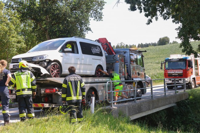 Randstein touchiert: Kleintransporter in Pennewang nach Unfall auf Br�cke gegen Baum geprallt