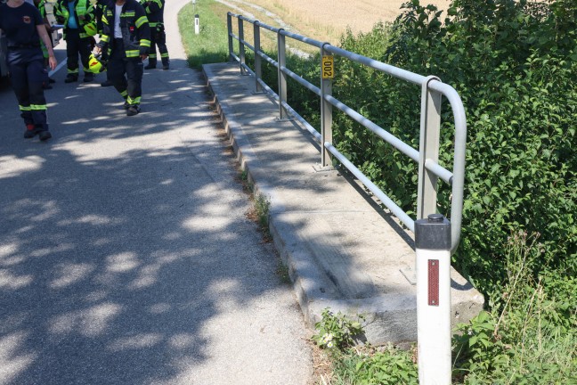 Randstein touchiert: Kleintransporter in Pennewang nach Unfall auf Br�cke gegen Baum geprallt