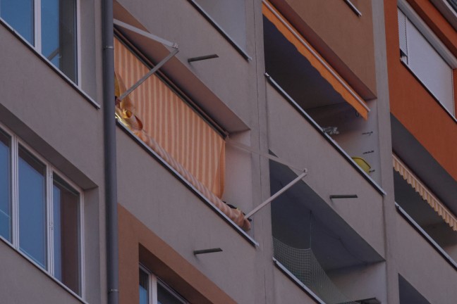Sicherungseinsatz: Markise drohte von Balkon eines Hochhauses in Wels-Neustadt zu abzust�rzen