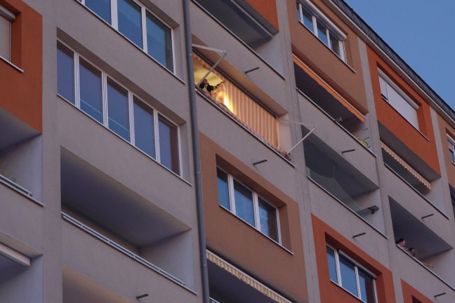 Sicherungseinsatz: Markise drohte von Balkon eines Hochhauses in Wels-Neustadt zu abzust�rzen