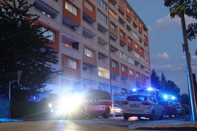 Sicherungseinsatz: Markise drohte von Balkon eines Hochhauses in Wels-Neustadt zu abzust�rzen