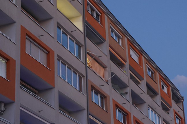 Sicherungseinsatz: Markise drohte von Balkon eines Hochhauses in Wels-Neustadt zu abzust�rzen