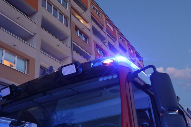 Sicherungseinsatz: Markise drohte von Balkon eines Hochhauses in Wels-Neustadt zu abzust�rzen