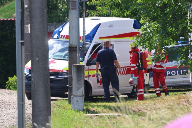 Gr��erer Betreuungseinsatz nach Personenunfall mit Regionalzug-Triebwagen bei Hinzenbach