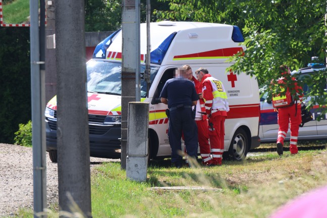 Gr��erer Betreuungseinsatz nach Personenunfall mit Regionalzug-Triebwagen bei Hinzenbach