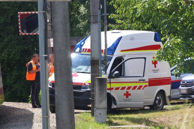 Gr��erer Betreuungseinsatz nach Personenunfall mit Regionalzug-Triebwagen bei Hinzenbach