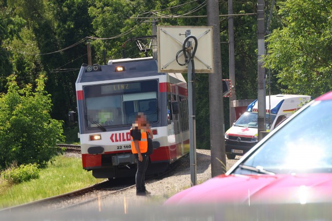 Gr��erer Betreuungseinsatz nach Personenunfall mit Regionalzug-Triebwagen bei Hinzenbach