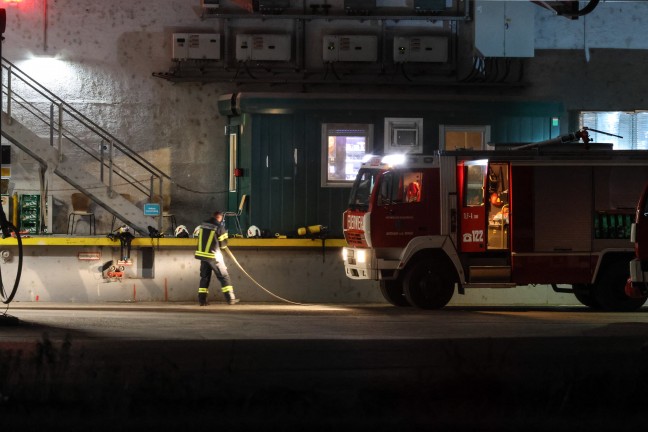 N�chtlicher Brandeinsatz der Feuerwehr bei einem Unternehmen in Aschach an der Donau