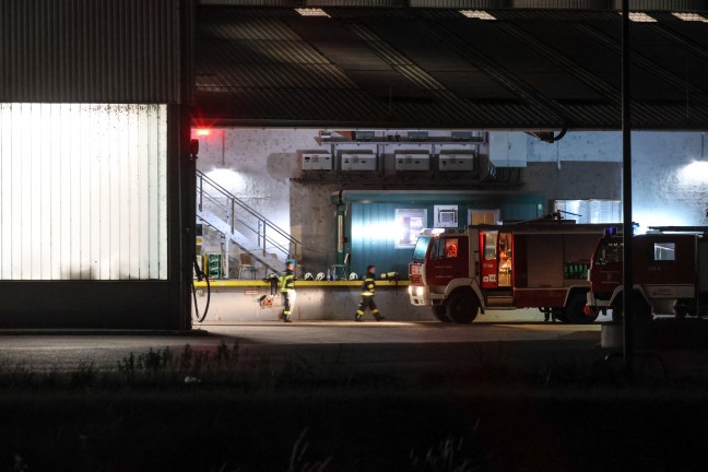 N�chtlicher Brandeinsatz der Feuerwehr bei einem Unternehmen in Aschach an der Donau