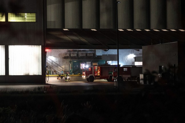 N�chtlicher Brandeinsatz der Feuerwehr bei einem Unternehmen in Aschach an der Donau