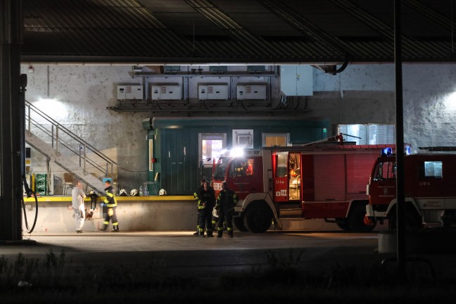 N�chtlicher Brandeinsatz der Feuerwehr bei einem Unternehmen in Aschach an der Donau