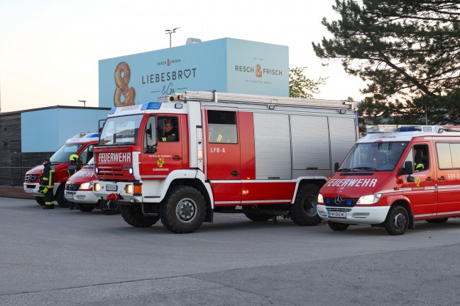 Personenrettung: Einsatzkr�fte befreien eingeklemmte Person in einer Gro�b�ckerei in Gunskirchen