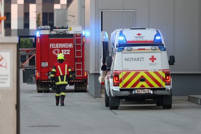 Personenrettung: Einsatzkr�fte befreien eingeklemmte Person in einer Gro�b�ckerei in Gunskirchen