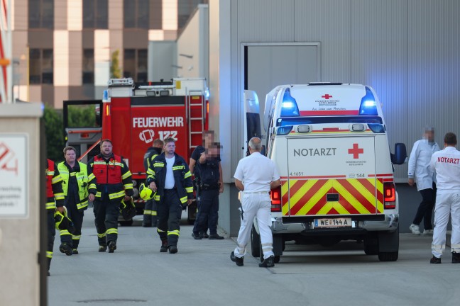 Personenrettung: Einsatzkr�fte befreien eingeklemmte Person in einer Gro�b�ckerei in Gunskirchen