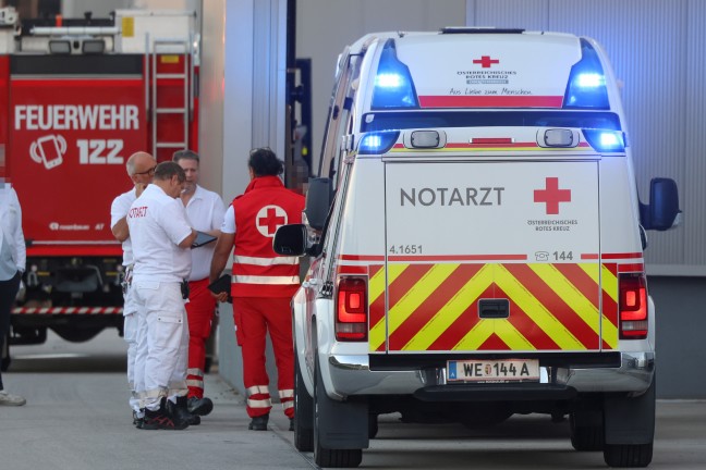 Personenrettung: Einsatzkr�fte befreien eingeklemmte Person in einer Gro�b�ckerei in Gunskirchen