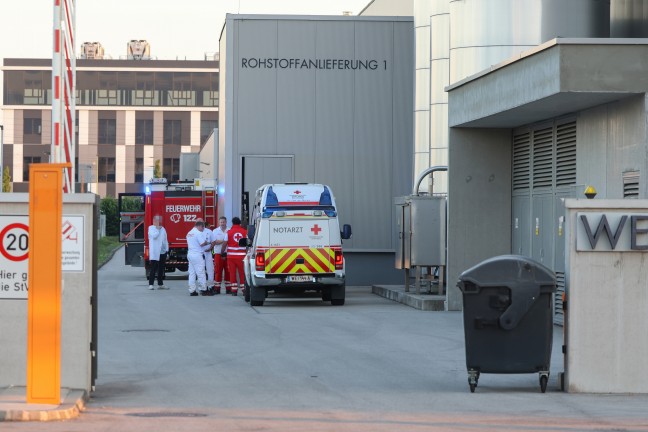 Personenrettung: Einsatzkr�fte befreien eingeklemmte Person in einer Gro�b�ckerei in Gunskirchen