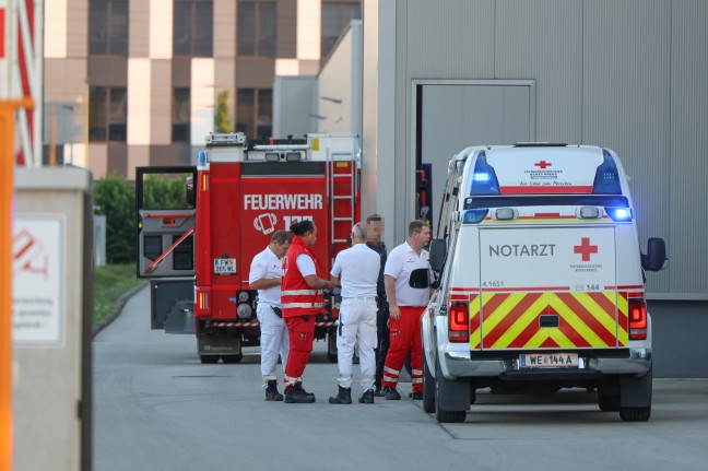 Personenrettung: Einsatzkr�fte befreien eingeklemmte Person in einer Gro�b�ckerei in Gunskirchen
