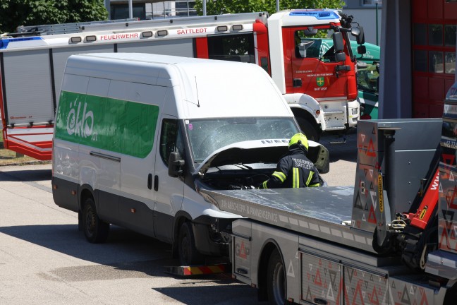 Sattledt: Brennenden Kleintransporter mit Abschleppfahrzeug direkt zur Feuerwehr gebracht