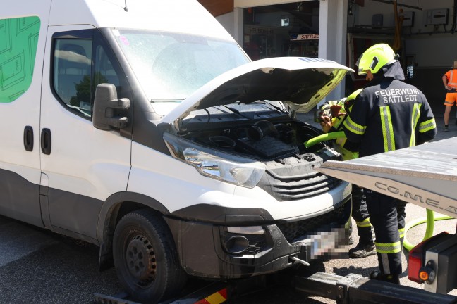 Sattledt: Brennenden Kleintransporter mit Abschleppfahrzeug direkt zur Feuerwehr gebracht