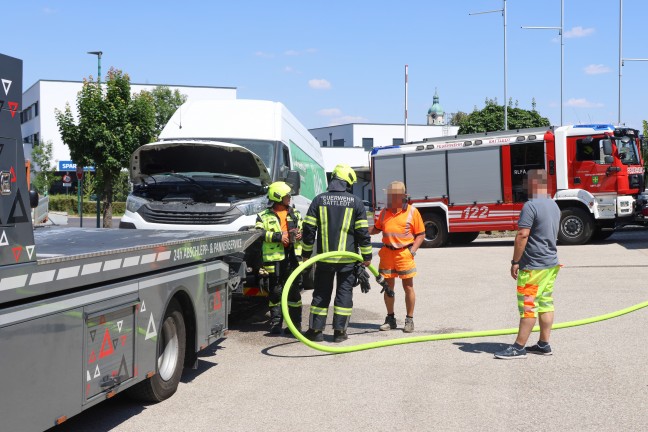 Sattledt: Brennenden Kleintransporter mit Abschleppfahrzeug direkt zur Feuerwehr gebracht