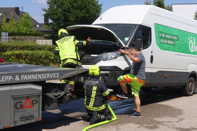 Sattledt: Brennenden Kleintransporter mit Abschleppfahrzeug direkt zur Feuerwehr gebracht