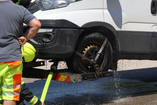 Sattledt: Brennenden Kleintransporter mit Abschleppfahrzeug direkt zur Feuerwehr gebracht