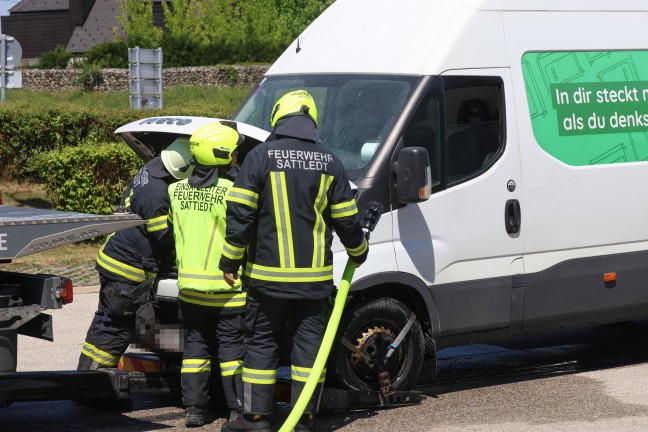 Sattledt: Brennenden Kleintransporter mit Abschleppfahrzeug direkt zur Feuerwehr gebracht