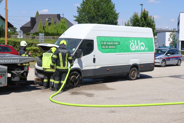 Sattledt: Brennenden Kleintransporter mit Abschleppfahrzeug direkt zur Feuerwehr gebracht