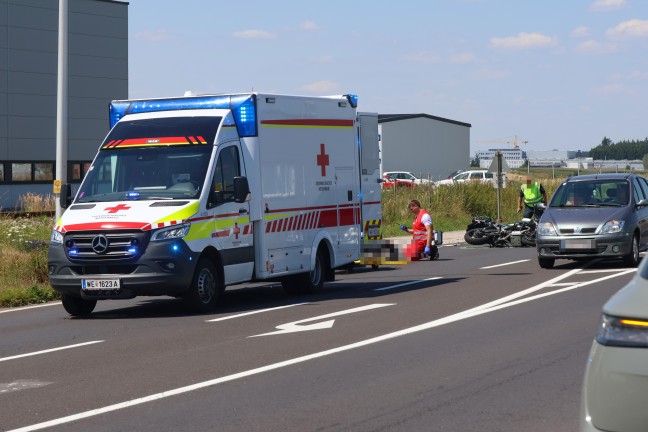 Schwerer Unfall: Reifen l�ste sich auf Pyhrnpass Stra�e in Steinhaus von LKW und krachte in Motorrad