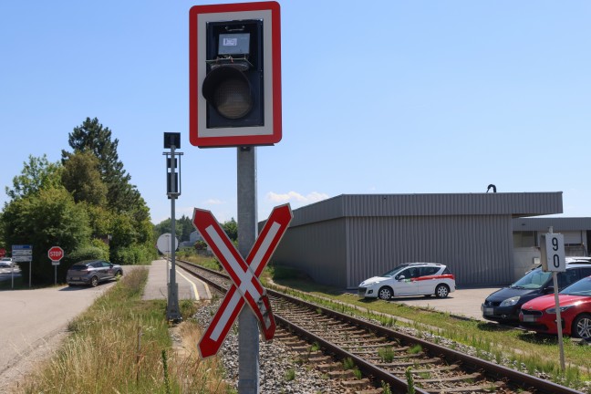 Schwerer Unfall: Reifen l�ste sich auf Pyhrnpass Stra�e in Steinhaus von LKW und krachte in Motorrad