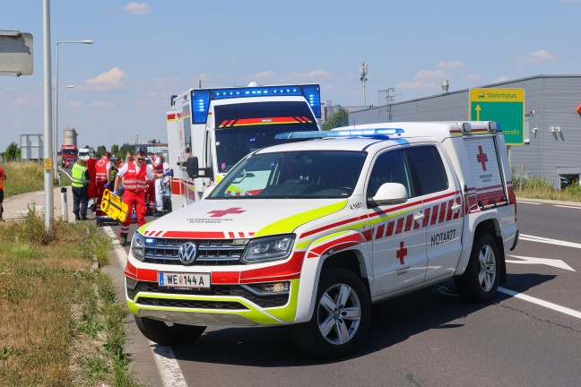 Schwerer Unfall: Reifen l�ste sich auf Pyhrnpass Stra�e in Steinhaus von LKW und krachte in Motorrad