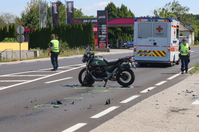 Schwerer Unfall: Reifen l�ste sich auf Pyhrnpass Stra�e in Steinhaus von LKW und krachte in Motorrad