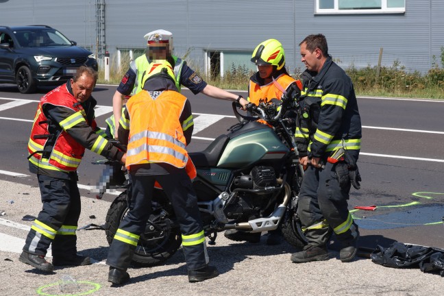 Schwerer Unfall: Reifen l�ste sich auf Pyhrnpass Stra�e in Steinhaus von LKW und krachte in Motorrad