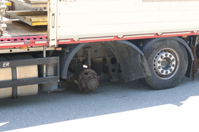 Schwerer Unfall: Reifen l�ste sich auf Pyhrnpass Stra�e in Steinhaus von LKW und krachte in Motorrad