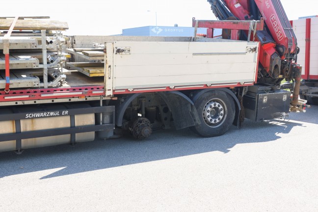Schwerer Unfall: Reifen l�ste sich auf Pyhrnpass Stra�e in Steinhaus von LKW und krachte in Motorrad