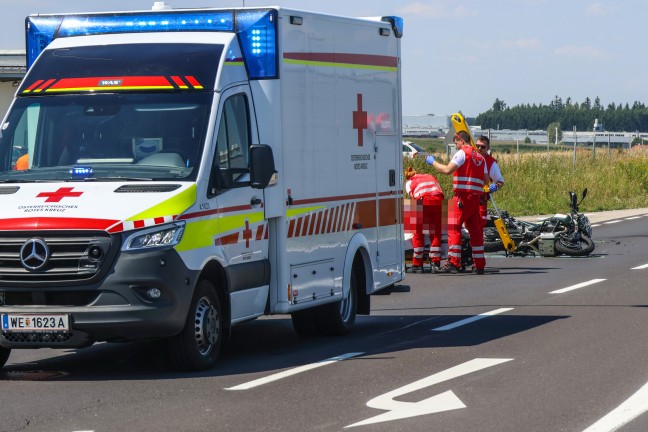 Schwerer Unfall: Reifen l�ste sich auf Pyhrnpass Stra�e in Steinhaus von LKW und krachte in Motorrad