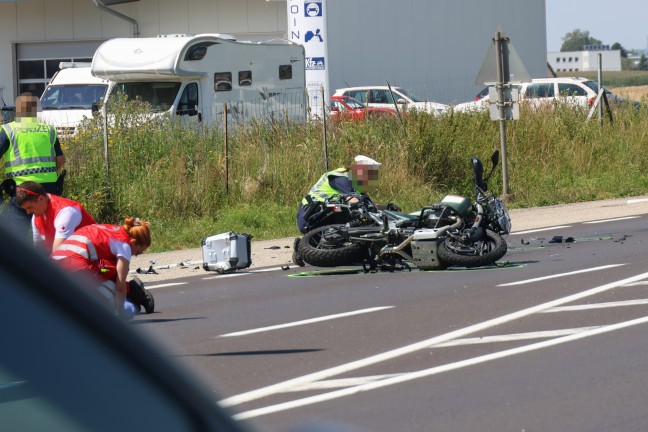 Schwerer Unfall: Reifen l�ste sich auf Pyhrnpass Stra�e in Steinhaus von LKW und krachte in Motorrad
