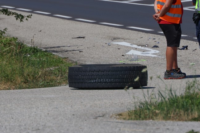 Schwerer Unfall: Reifen l�ste sich auf Pyhrnpass Stra�e in Steinhaus von LKW und krachte in Motorrad