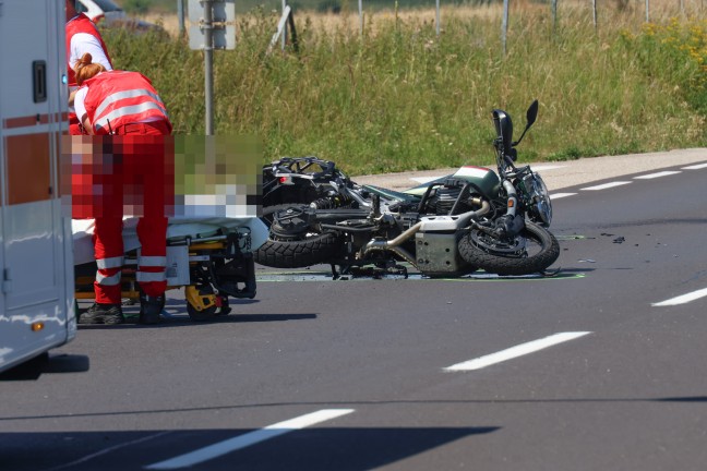 Schwerer Unfall: Reifen l�ste sich auf Pyhrnpass Stra�e in Steinhaus von LKW und krachte in Motorrad