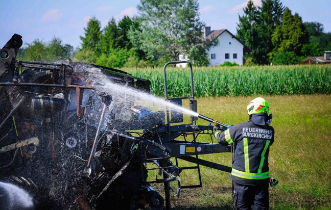 Zwei Feuerwehren bei Brand eines landwirtschaftlichen Fahrzeuges in Burgkirchen im Einsatz