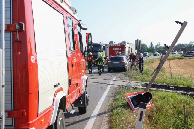 Lichtsignal gerammt: Auto auf Bahn�bergang der Wallerner Stra�e in Scharten verunfallt