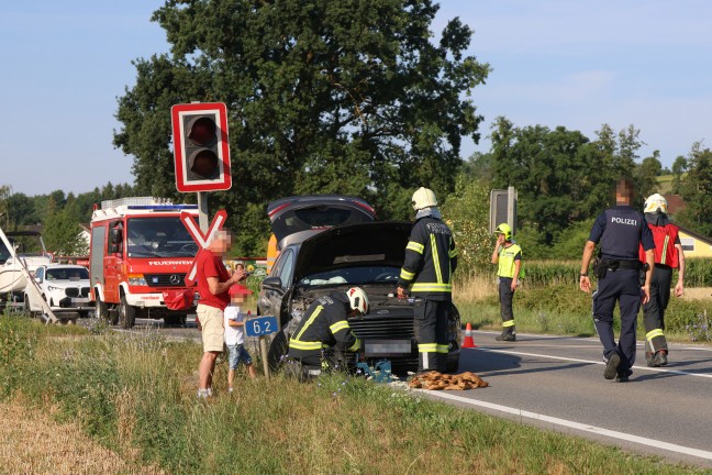 Lichtsignal gerammt: Auto auf Bahn�bergang der Wallerner Stra�e in Scharten verunfallt