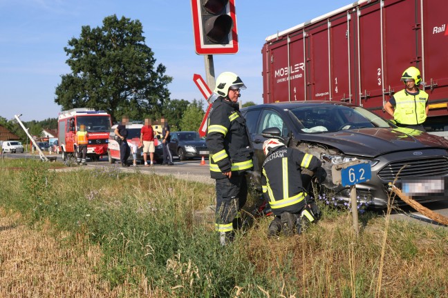 Lichtsignal gerammt: Auto auf Bahn�bergang der Wallerner Stra�e in Scharten verunfallt